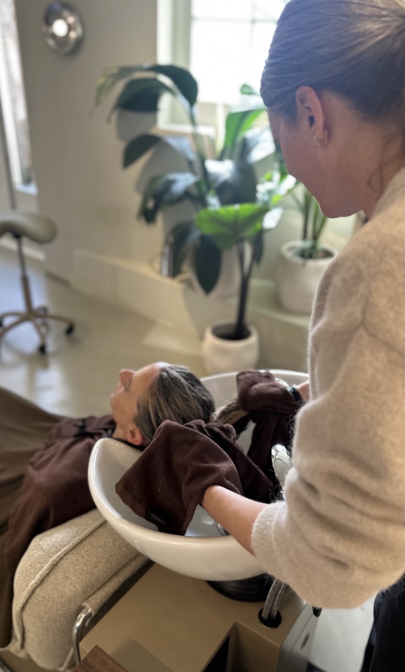 Een ontspannen wasbeurt in de salon